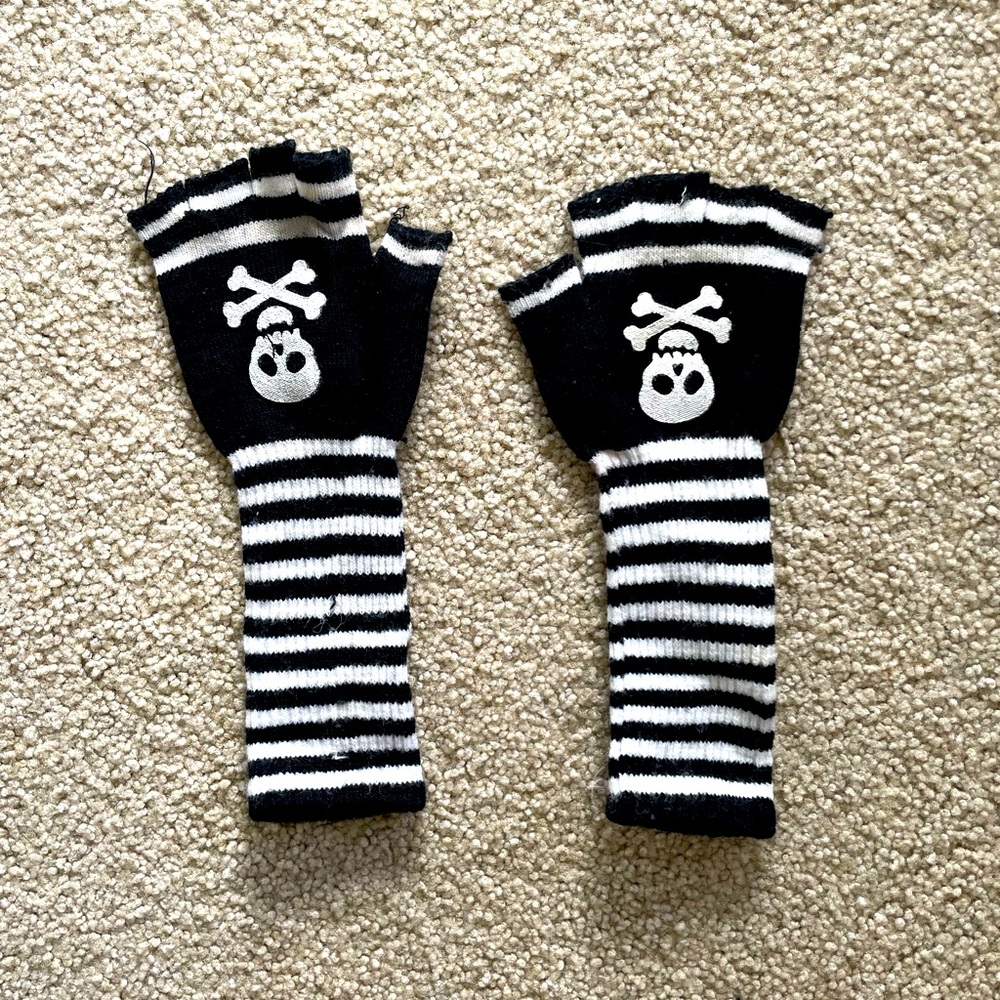 Black Skull & Crossbones Fingerless Gloves | Pirate Goth Costume